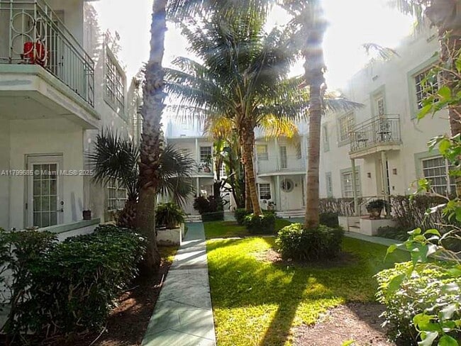 1215 Meridian Ave in Miami Beach, FL - Building Photo - Building Photo