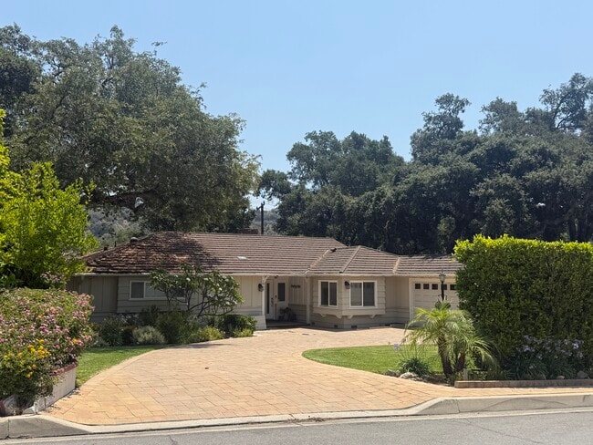 property at 1918 Highland Oaks Dr