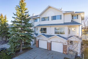 10 Lincoln SW in Calgary, AB - Building Photo