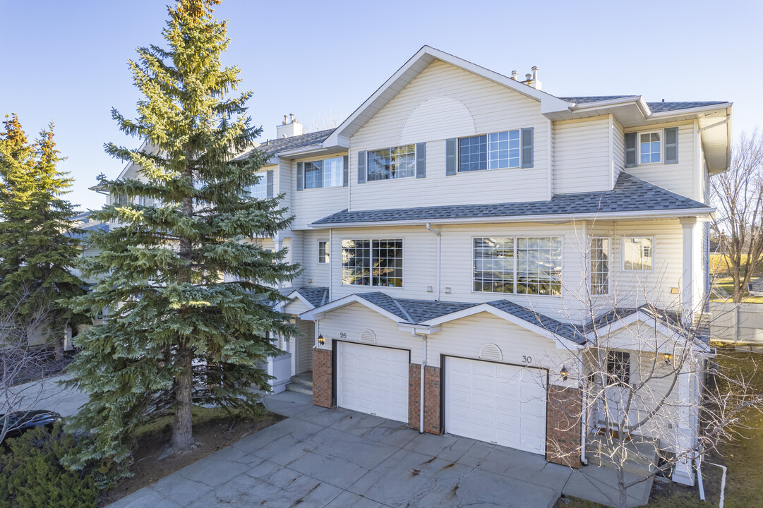 10 Lincoln SW in Calgary, AB - Building Photo