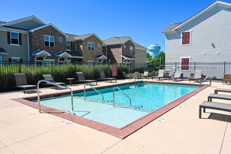 Prairie Grass at Jordan Creek in West Des Moines, IA - Foto de edificio - Building Photo