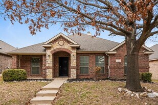 311 Galloping Hill Rd in Red Oak, TX - Building Photo