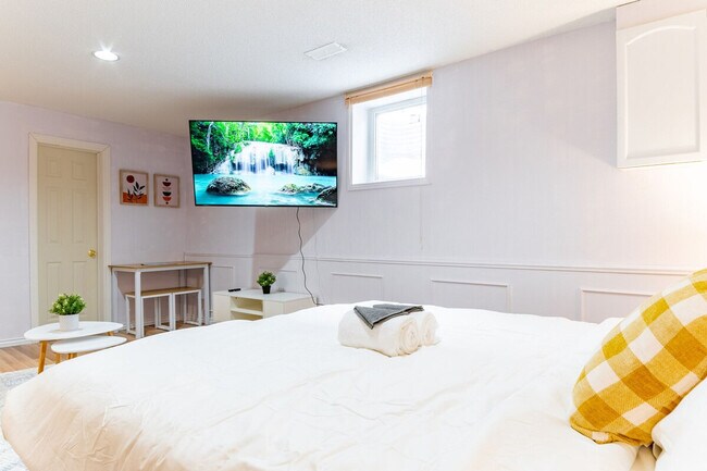 102 Northmanor Crescent in Kitchener, ON - Building Photo - Building Photo