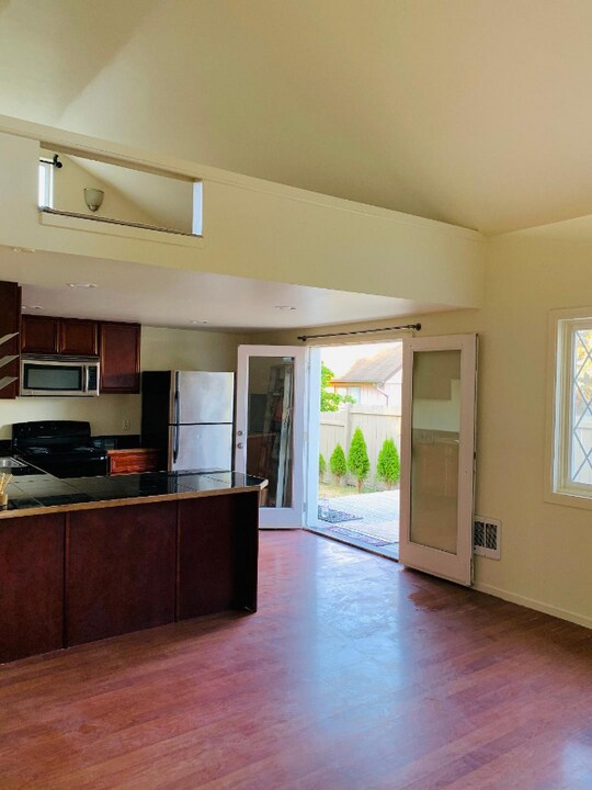 8137-8110 10th Ave SW in Seattle, WA - Building Photo