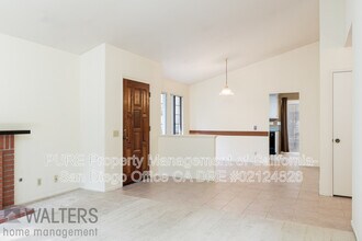 15665 Maturin Dr in San Diego, CA - Foto de edificio - Building Photo
