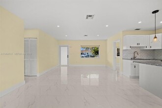 6851 SW 48th Terrace in Miami, FL - Building Photo - Building Photo