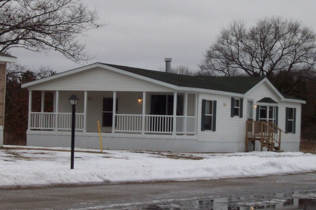 Circle Drive Mobile Home in Big Rapids, MI - Building Photo - Building Photo