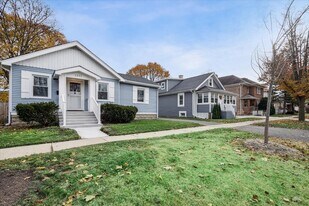 1201 N McKinley Rd in Lake Forest, IL - Building Photo