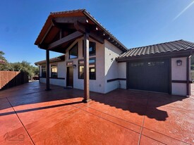 13813-13815 Woods Valley Ct in Valley Center, CA - Building Photo