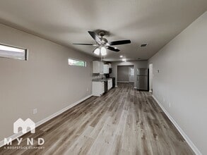 235 E Lambert St in San Antonio, TX - Building Photo - Building Photo