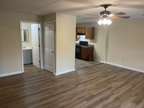 1021 Fall Creek Rd, Unit 10 in Blountville, TN - Foto de edificio - Building Photo