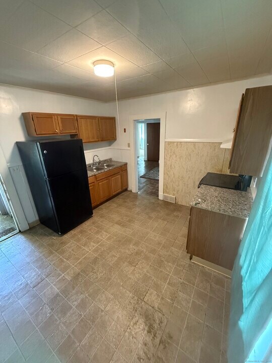 35 Woodward Ave in Waterbury, CT - Building Photo