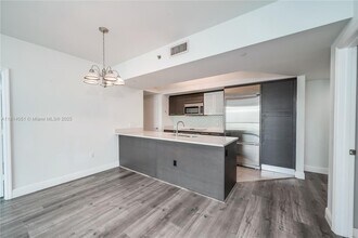 55 SE 6th St, Unit 1703 in Miami, FL - Building Photo - Building Photo