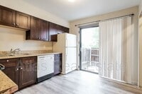 32 Royal Crest Dr photo'