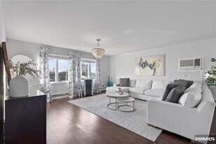 557 Market St in Elmwood Park, NJ - Building Photo