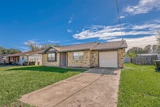 3323 Beasley Ave in Needville, TX - Foto de edificio - Building Photo