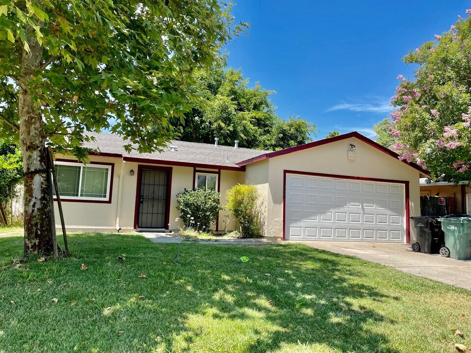 7361 Washburn Way in North Highlands, CA - Building Photo