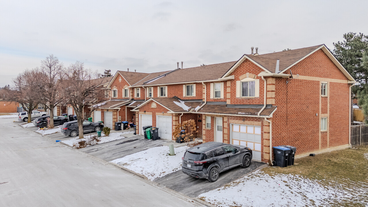 30 Parkholme Pl in Brampton, ON - Building Photo