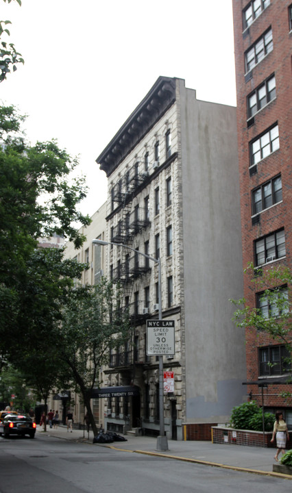 326-328 E 58th St in New York, NY - Building Photo