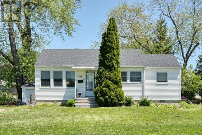 property at 4062 Roseland Dr E