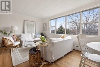 2054 Courtland Dr in Burlington, ON - Building Photo - Building Photo