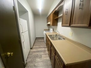 1326 E 38th St in Davenport, IA - Building Photo - Building Photo