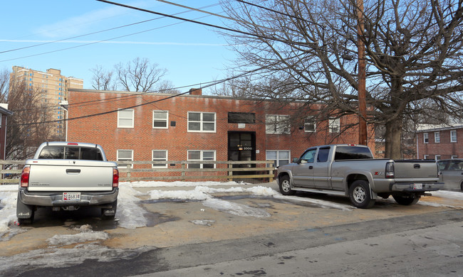 1008 Quebec Ter in Silver Spring, MD - Foto de edificio - Building Photo