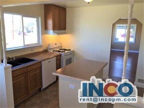 1001 S Eliot St-Unit -A in Denver, CO - Foto de edificio - Building Photo