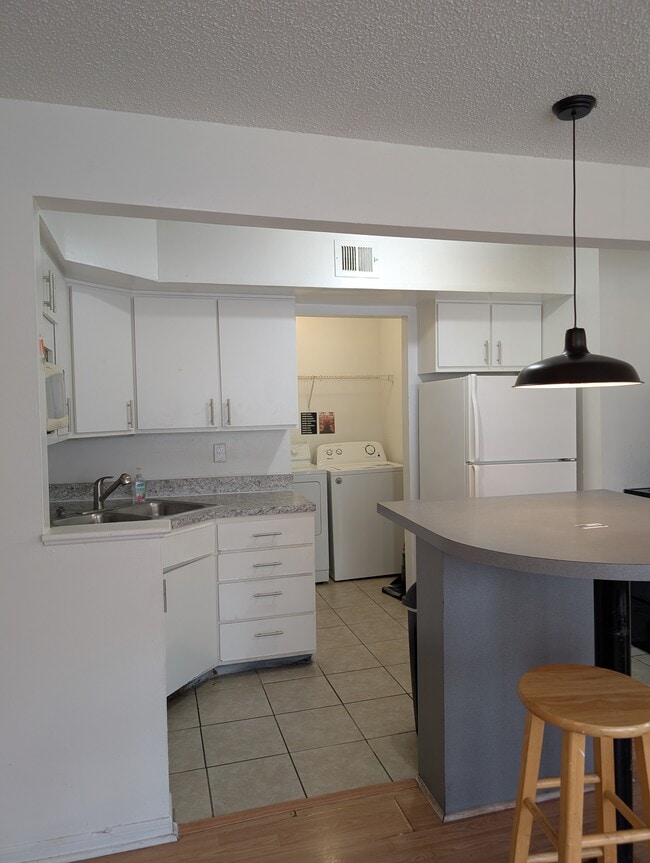 2601 SW Archer Rd, Unit University Commons A203 in Gainesville, FL - Foto de edificio - Building Photo