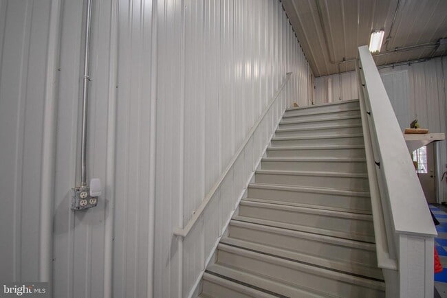 property at 7918 Bloomfield Rd