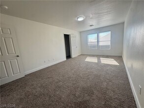 6339 W Silver Ribbon Ct in Las Vegas, NV - Building Photo - Building Photo