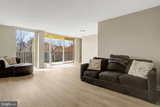 4600 S Four Mile Run Dr in Arlington, VA - Building Photo - Building Photo