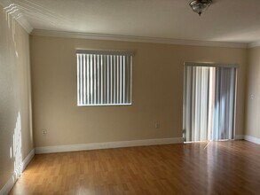 8771 NW 106th Ln in Hialeah, FL - Foto de edificio - Building Photo