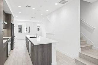 170 Uptown Cir in Oakland, CA - Foto de edificio - Building Photo