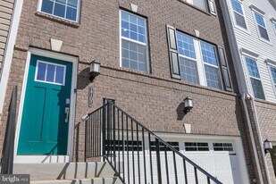 1705 Water Xing Rd in Pikesville, MD - Building Photo