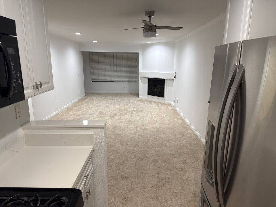 5515 Canoga Ave, Unit 221 in Los Angeles, CA - Building Photo