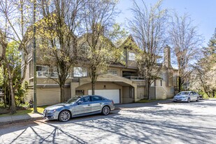 925 Tobruck Av in North Vancouver, BC - Building Photo