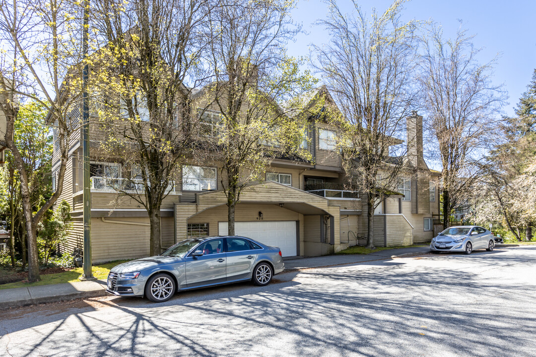 925 Tobruck Av in North Vancouver, BC - Building Photo