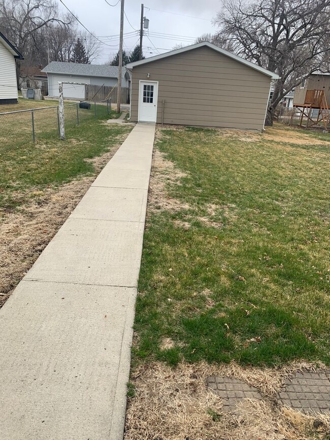 property at 918 S 1st St