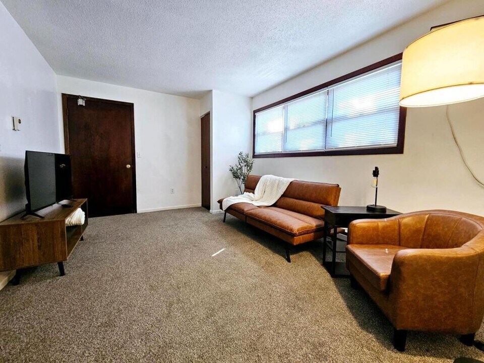 309 W Washington Ave in Howard, SD - Building Photo