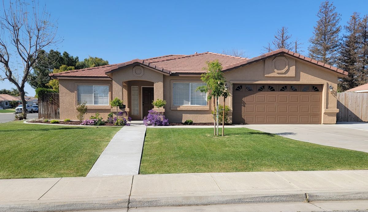 14210 Corte Luna in Bakersfield, CA - Building Photo