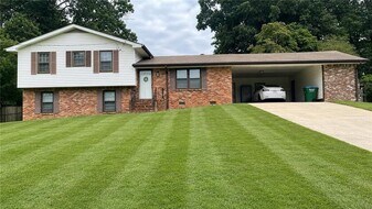 886 Killian Hill Rd SW in Lilburn, GA - Building Photo