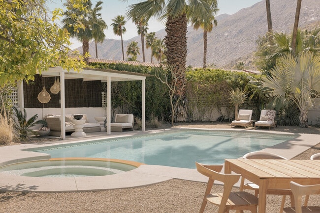 276 E Granvia Valmonte in Palm Springs, CA - Building Photo - Building Photo