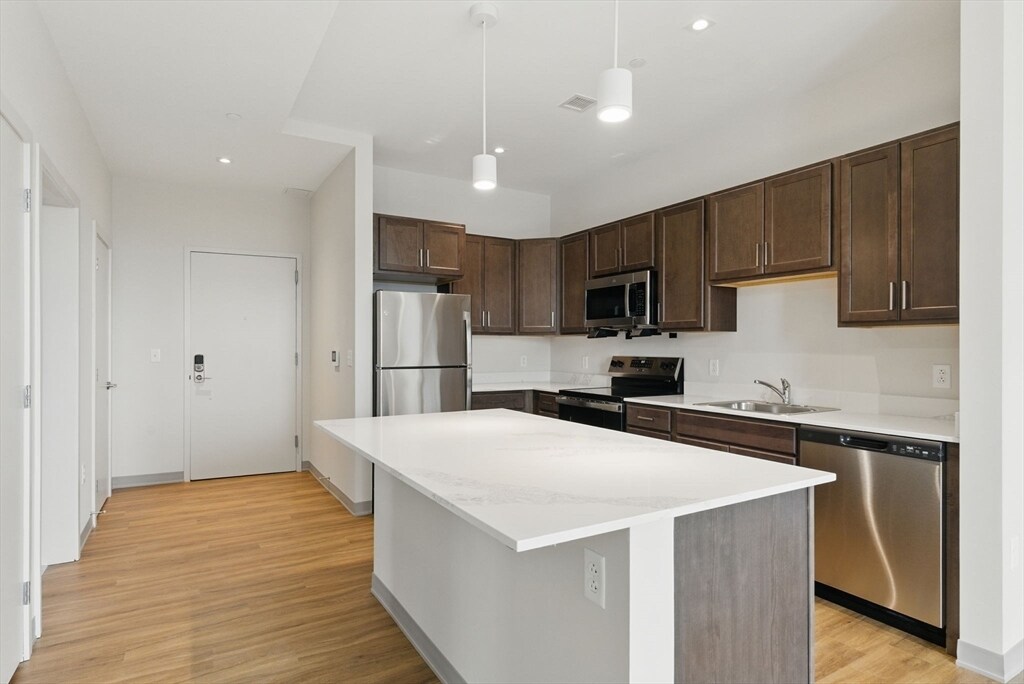 1170 Tremont St in Boston, MA - Building Photo