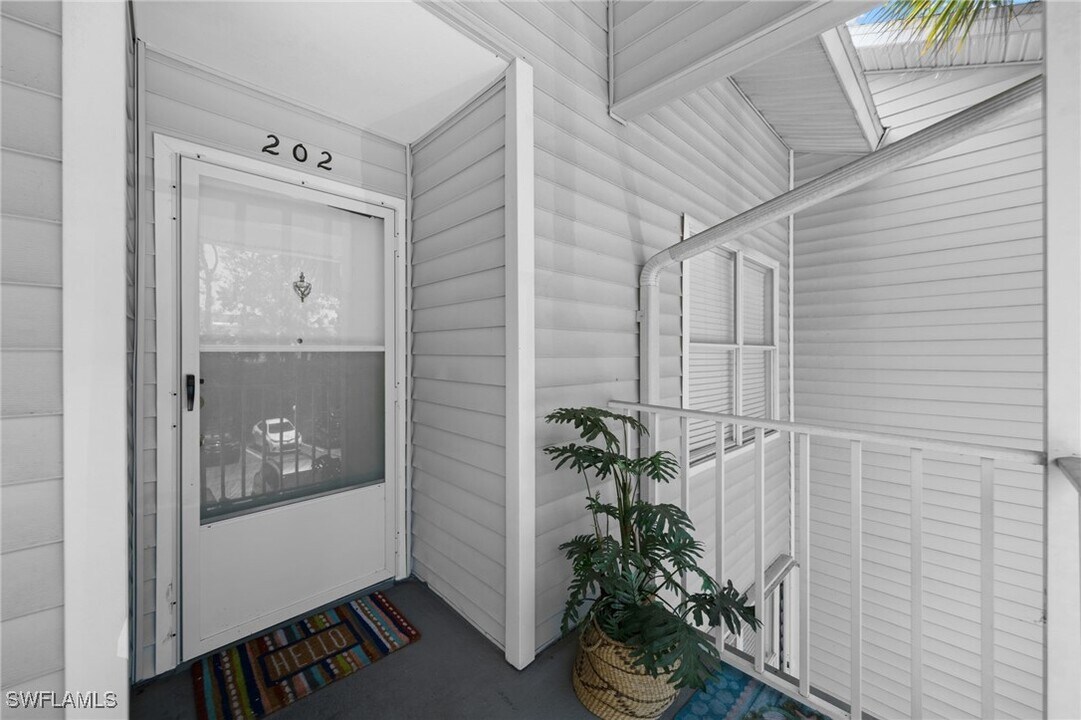 1933 Courtyard Way in Naples, FL - Building Photo