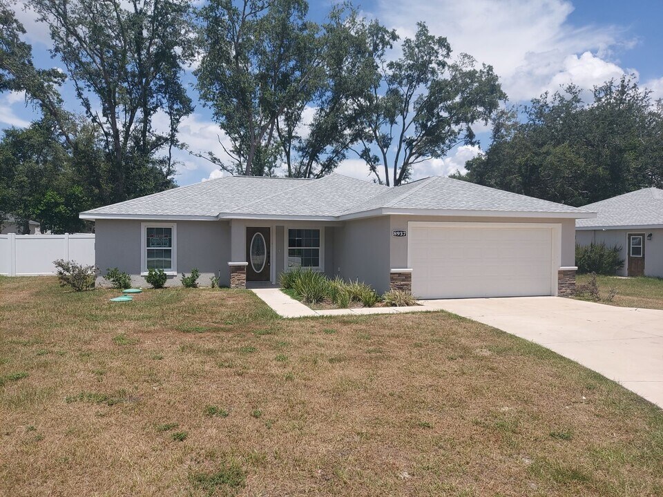 8937 SE Hwy 42 in Summerfield, FL - Building Photo