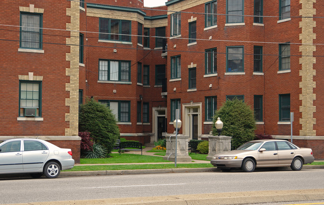 11 Greenbrier St in Charleston, WV - Foto de edificio - Building Photo