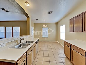 10315 Rosewood Crk in San Antonio, TX - Building Photo - Building Photo