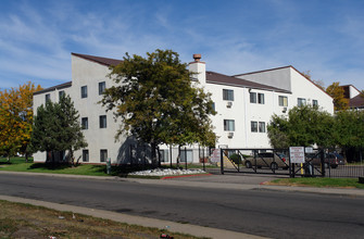 Windsor Court Apartments in Aurora, CO - Building Photo - Building Photo