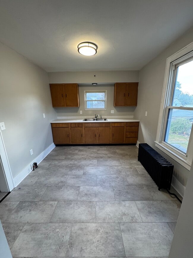 221 Franklin Ave, Unit apt 2